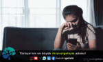 Mental yorgunluk belirtileri yaşayan ve odaklanmakta zorlanan kişi
