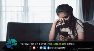 Mental yorgunluk belirtileri yaşayan ve odaklanmakta zorlanan kişi