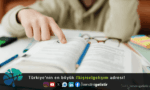 Okuduğunu anlama becerisini geliştirmek için kitap okuyan öğrenci