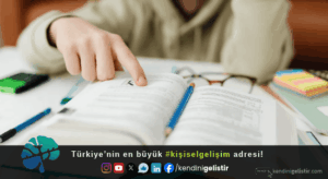 Okuduğunu anlama becerisini geliştirmek için kitap okuyan öğrenci