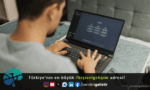 Yapay zeka ile ders çalışan öğrenci